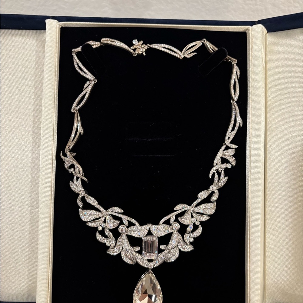 Elegant Silver Necklace with Crystal Pendant
